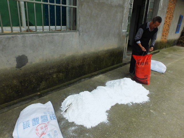 碳酸氢铵肥料特性_碳酸氢铵施用方法_硝酸磷肥有味道吗